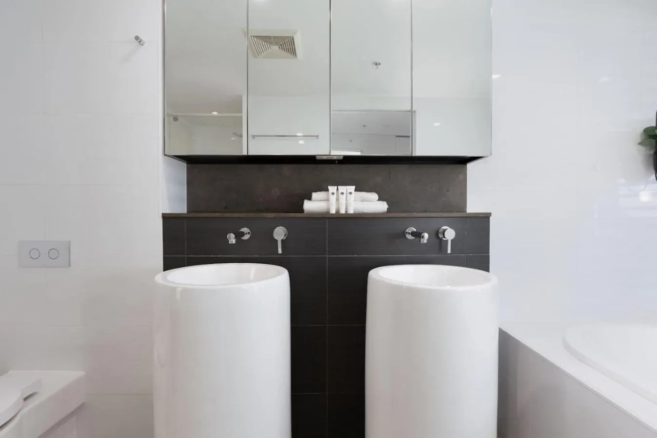 Oracle 2 - Central 2B In Broadbeach With Views Gold Coast Apartment