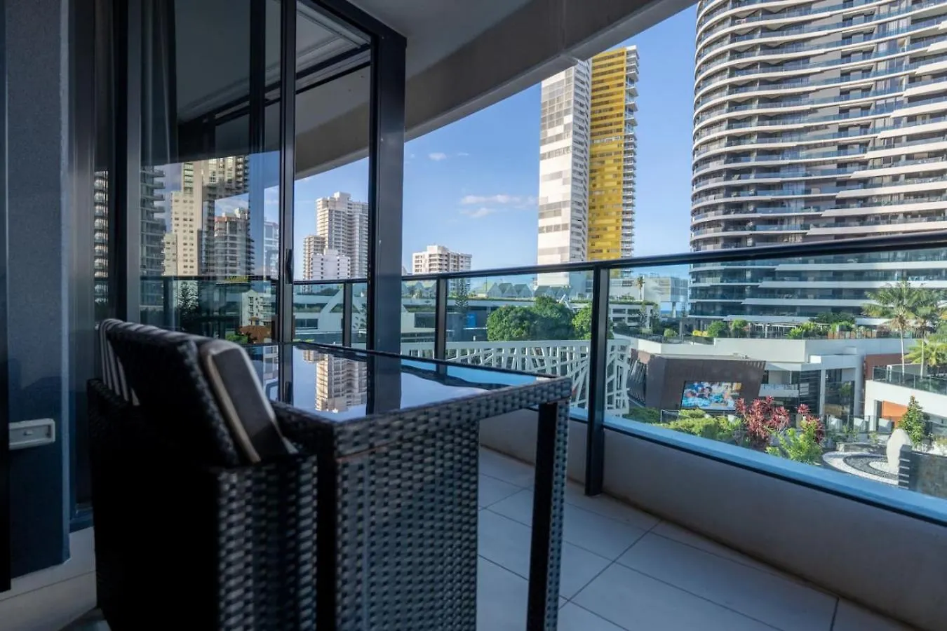 Oracle 2 - Central 2B In Broadbeach With Views Gold Coast Australia